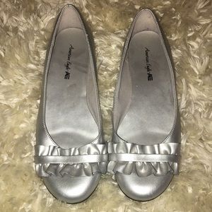Silver slip on flats 💗